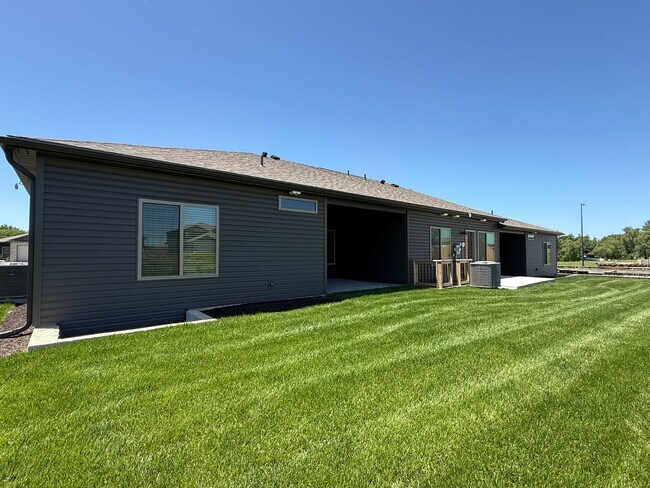Foto del edificio - Brand new construction 3 bed/3 bath ranch townhome in North Lincoln
