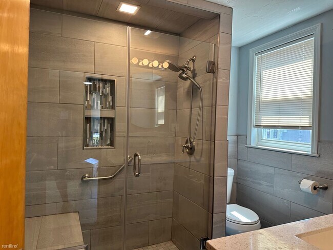 Foto del edificio - 4 br, 1 bath Duplex - 53 Bow Street 2