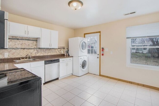 Foto del edificio - Contemporary 3-bed, 1-bath 925sq ft ranch with attached garage and yard!