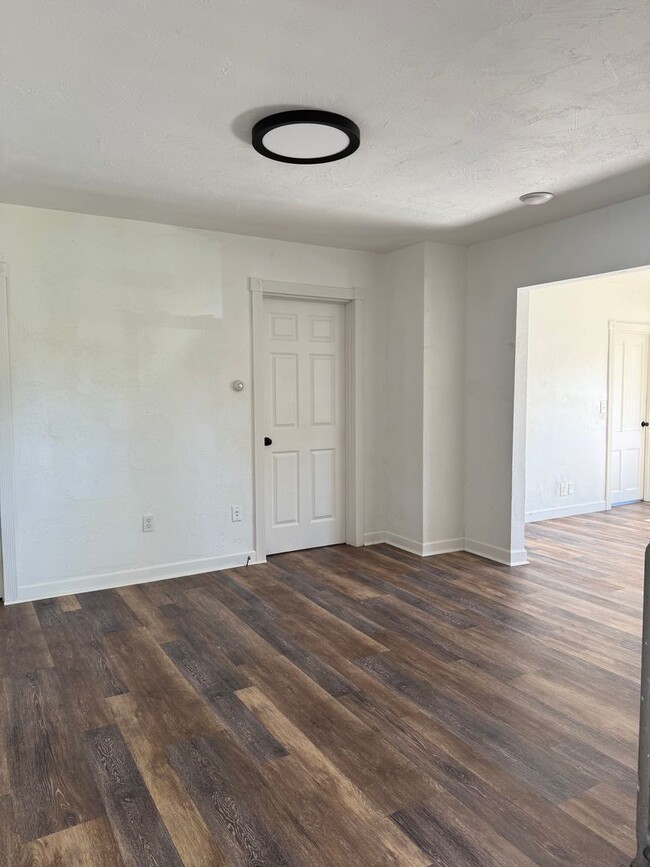 Building Photo - Three-Bedroom Home located in Oshkosh