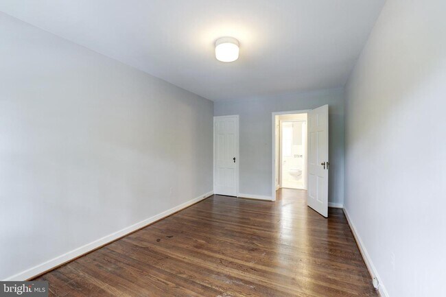 Building Photo - 3205 Commonwealth Ave