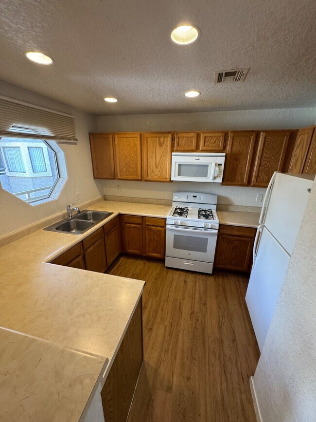 Foto del edificio - "Chic & Cozy 2-Bedroom Condo Oasis in Vibrant Las Vegas – 949 Sq. Ft. of Modern Comfort!"