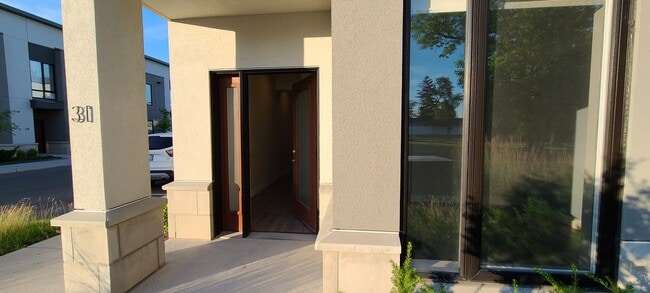 Building Photo - 550 Sandison St