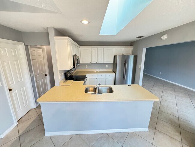 Building Photo - ANNUAL UNFURNISHED 4-bedroom, 2-bath Singl...