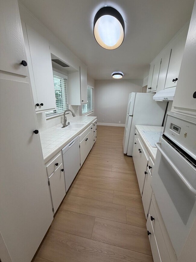 Foto del edificio - 3 Bed 2 Bath Duplex W/ Garage In Moraga