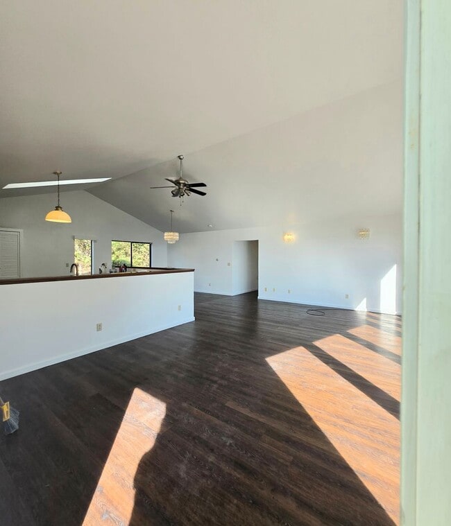 Building Photo - 111 Finch Ln