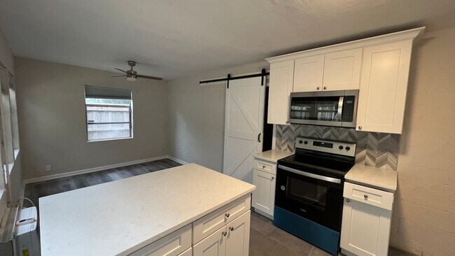 Foto del edificio - 1-Bedroom, 1-Bath Detached Apartment – Col...