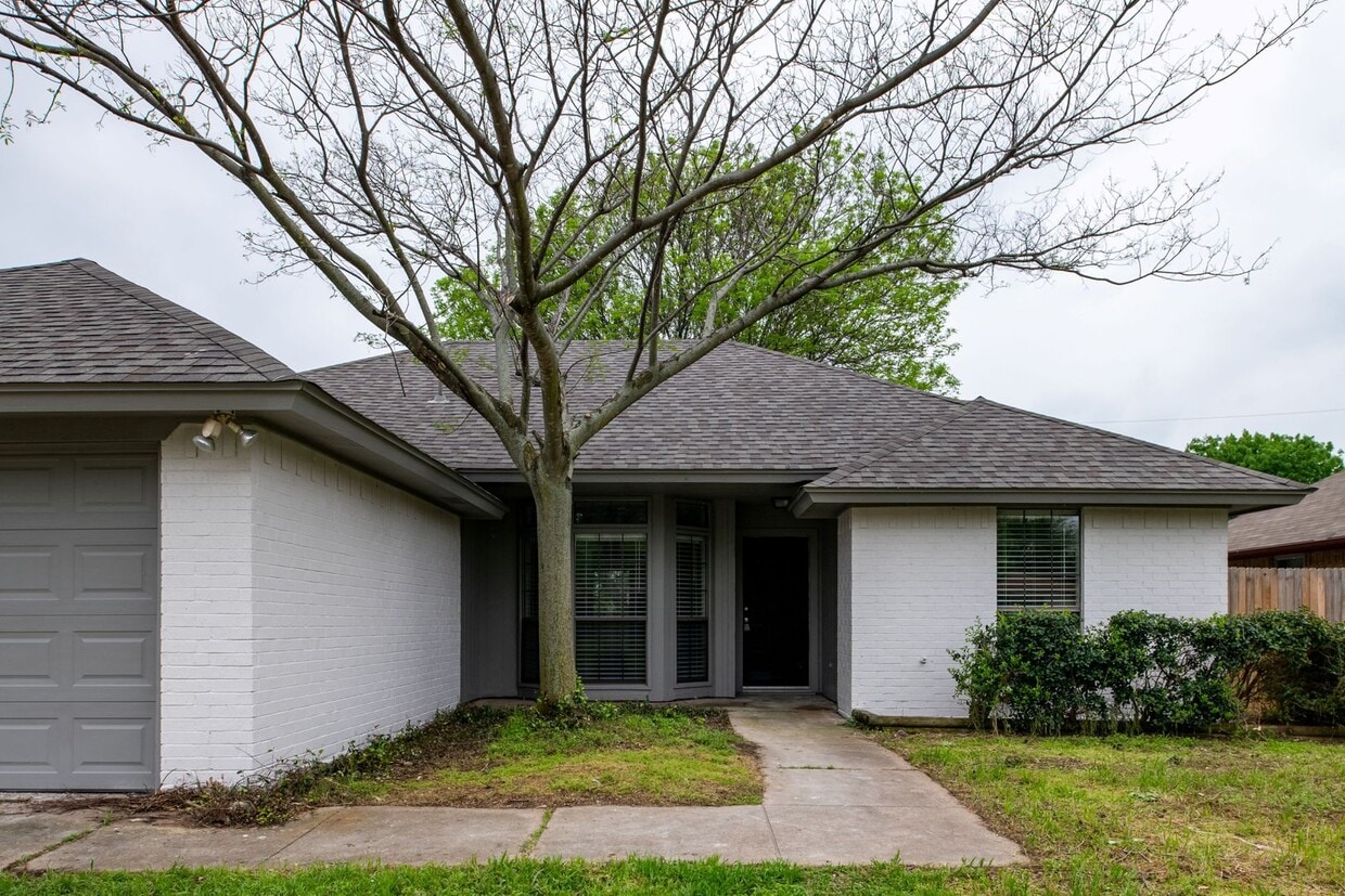 Foto principal - Wonderfully Updated Home in Outstanding Ne...