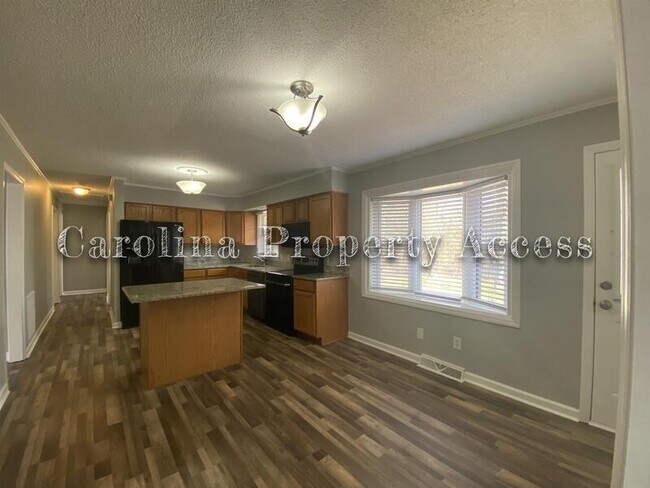 Foto del edificio - 5021 Sunset Lake Rd