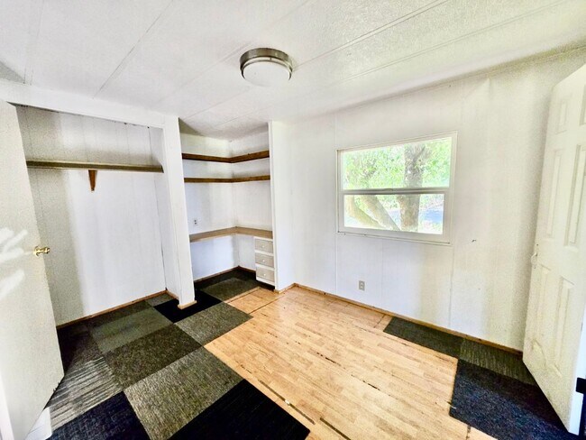 Building Photo - 3bd/2bath Available Now!