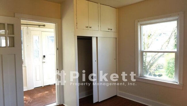 Building Photo - 1 Bedroom CLOSE to PSNS