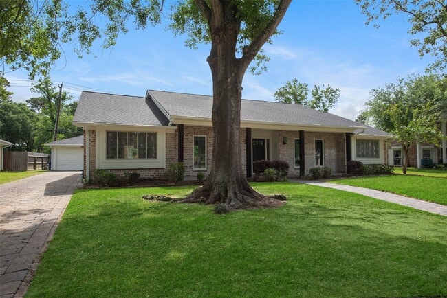 Foto del edificio - 402 Forest Lake Dr