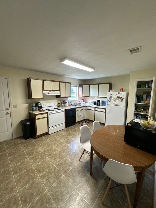 Building Photo - 215 Pheasant Run Dr