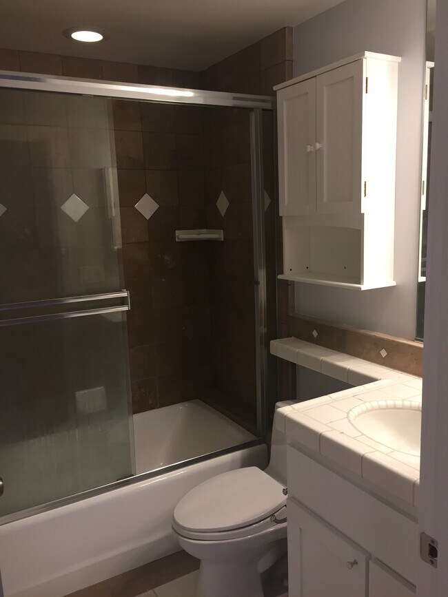 Master Bath - 121 31st Pl
