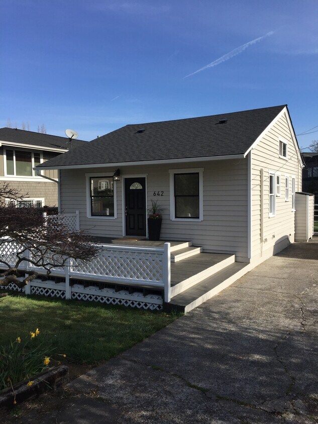 Front of 642 18th Ave. W - 642 18th Ave W