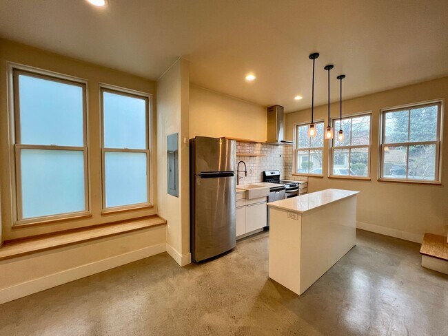Foto del edificio - Roomy/Modern Two-Story, 1 Bedroom + Office and 1 Bath Home, Private Patio, Air Conditioning, Wash...