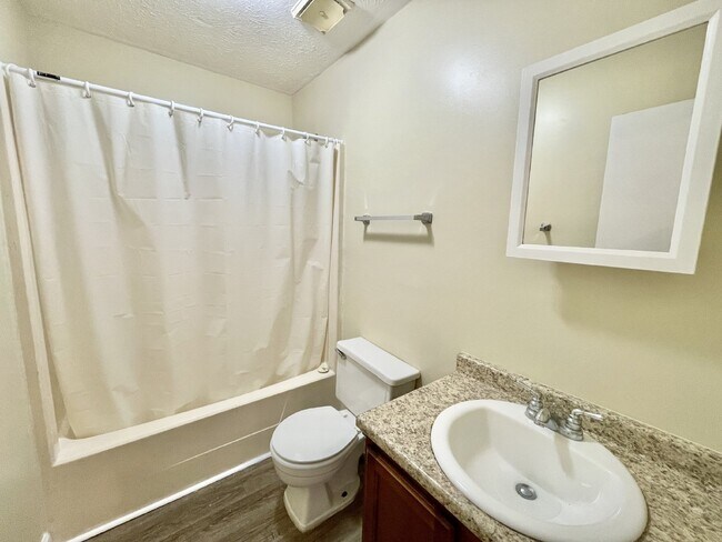 Foto del edificio - 2 bedroom, 1.5 bathroom townhome in Creeks Edge. Accepts Section 8.