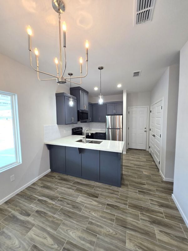 Building Photo - 913 N Clarence Ave