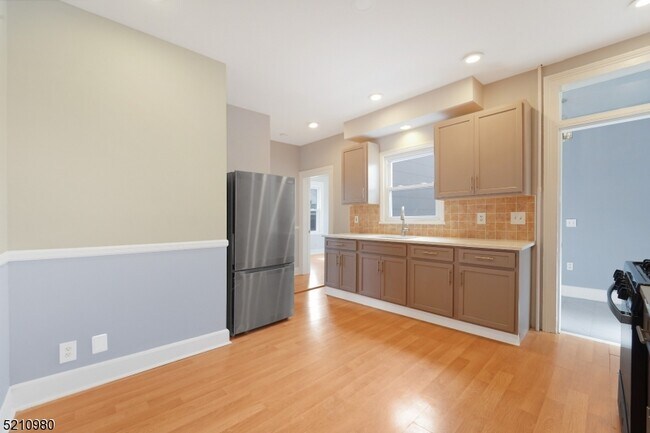 Foto del edificio - 591 Passaic Ave
