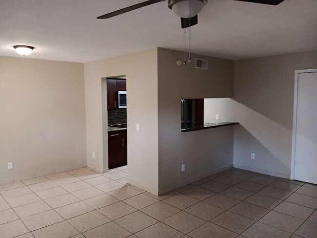 Building Photo - Townhouse in Carlyle Gardens