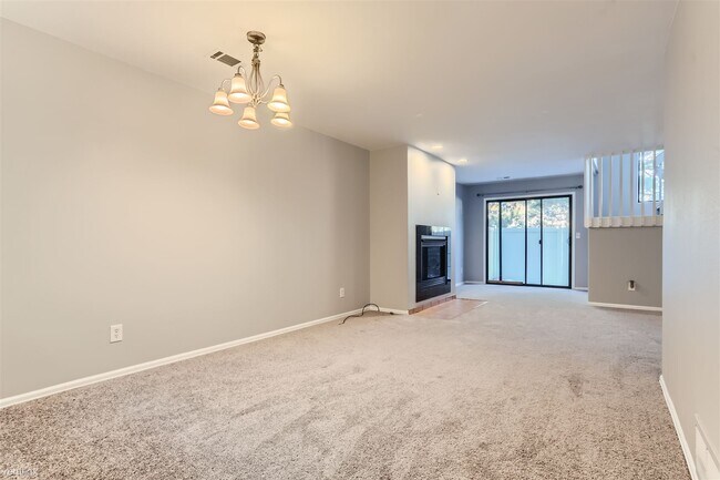 Foto del edificio - 2 br, 2.5 bath Townhome - 15593 East Wyomi...