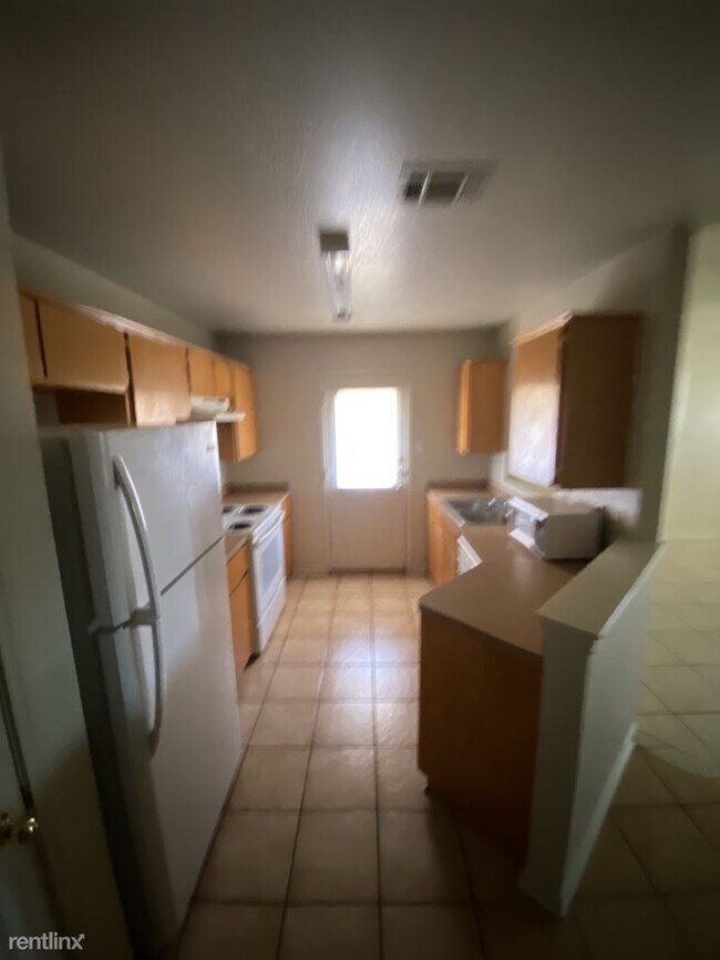 Building Photo - 3 br, 2 bath Duplex - 2801 Seabiscuit Dr A...