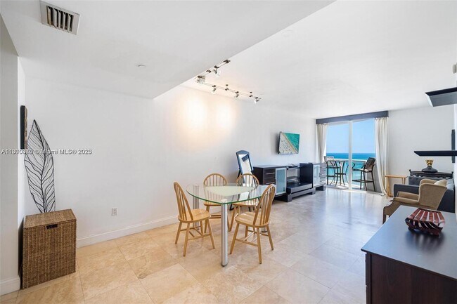 Foto del edificio - 6365 Collins Ave