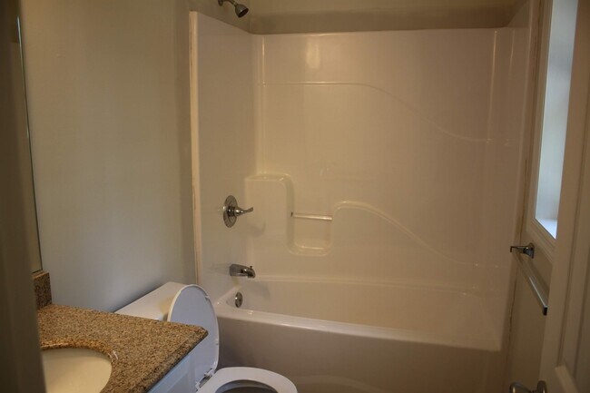 Foto del edificio - 129 Vosburgh Rd