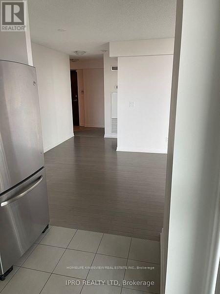 Photo du bâtiment - 215 Sherway Gardens Rd