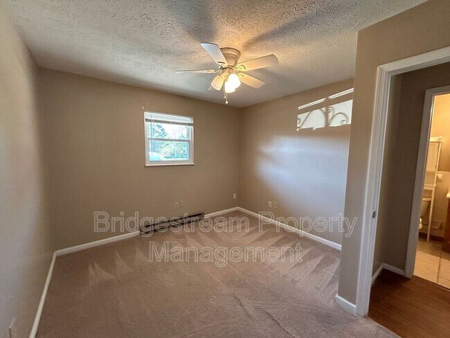 Foto del edificio - 65 Candlewood Ct