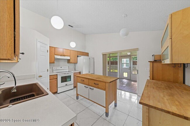 Foto del edificio - 2165 Redwood Cir