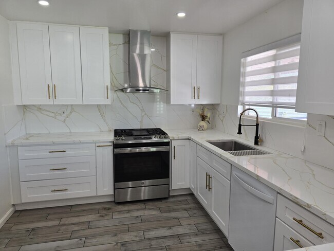 Building Photo - 15203 Avenida Ramada