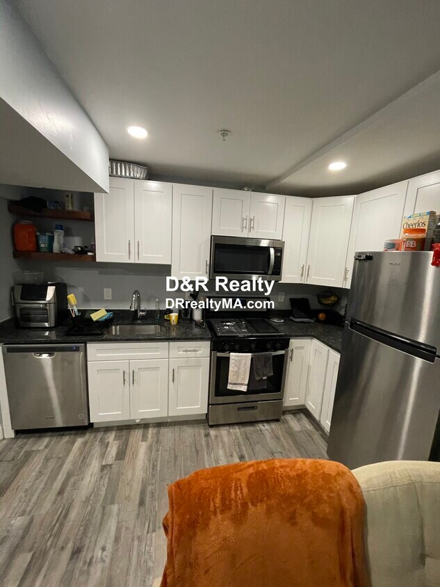 Primary Photo - 303 Beacon St