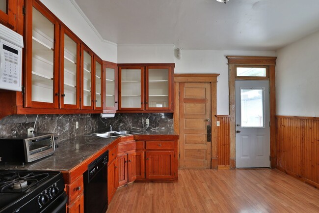 Foto del edificio - Large 4 Bedroom North Campus Townhouse - 1...