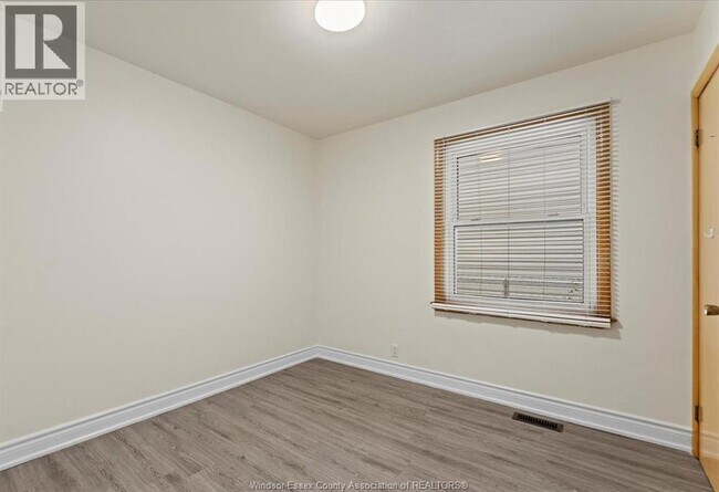 Photo du bâtiment - 732 CHURCH UPPER