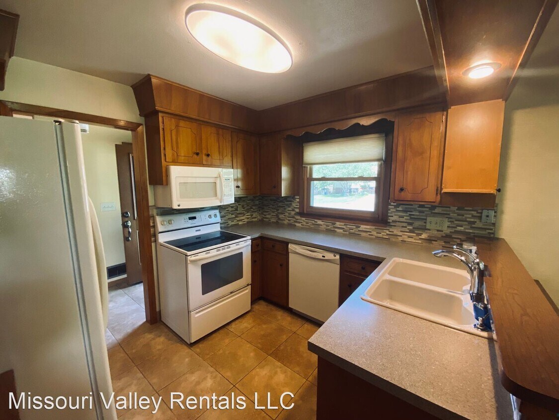 3 br, 2.5 bath House 1241 E Coulee Rd House Rental in Bismarck, ND