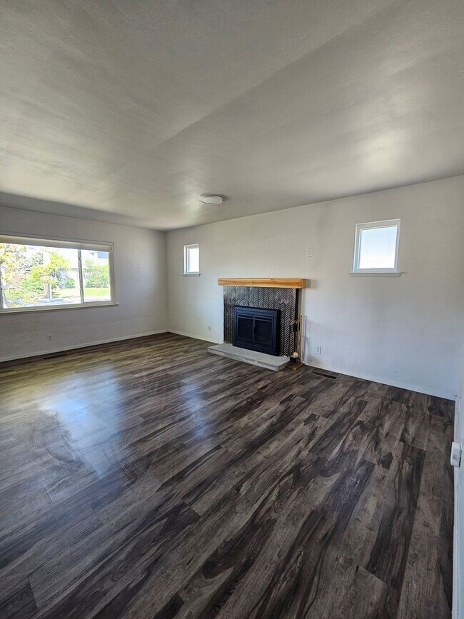 Foto del edificio - Charming 1-story Home with a Big Backyard Near Midtown