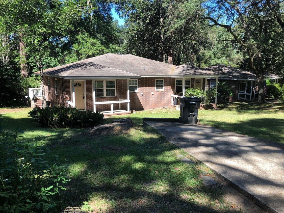 Foto principal - Great 2 BR 1 BA w/ Stack Washer/Dryer