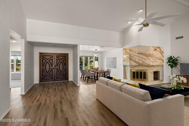 Foto del edificio - Gorgeous, modern, remodeled, unfurnished, ...