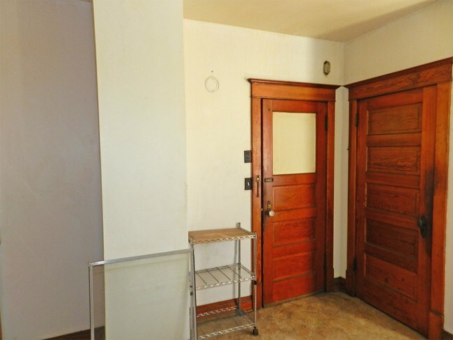 Building Photo - 1609-1611 Hammond Ave (M) - 2