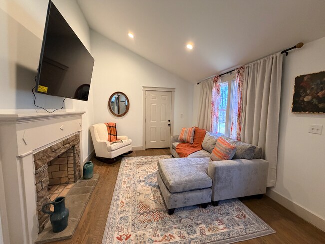 Building Photo - 105 Kirby St