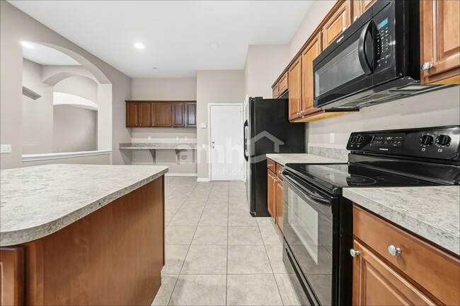 Building Photo - 7330 Crescent Palm Dr