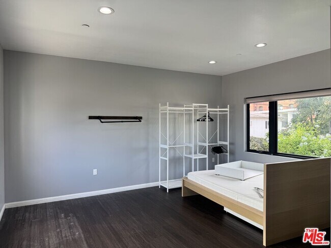 Building Photo - 727 S Gramercy Dr