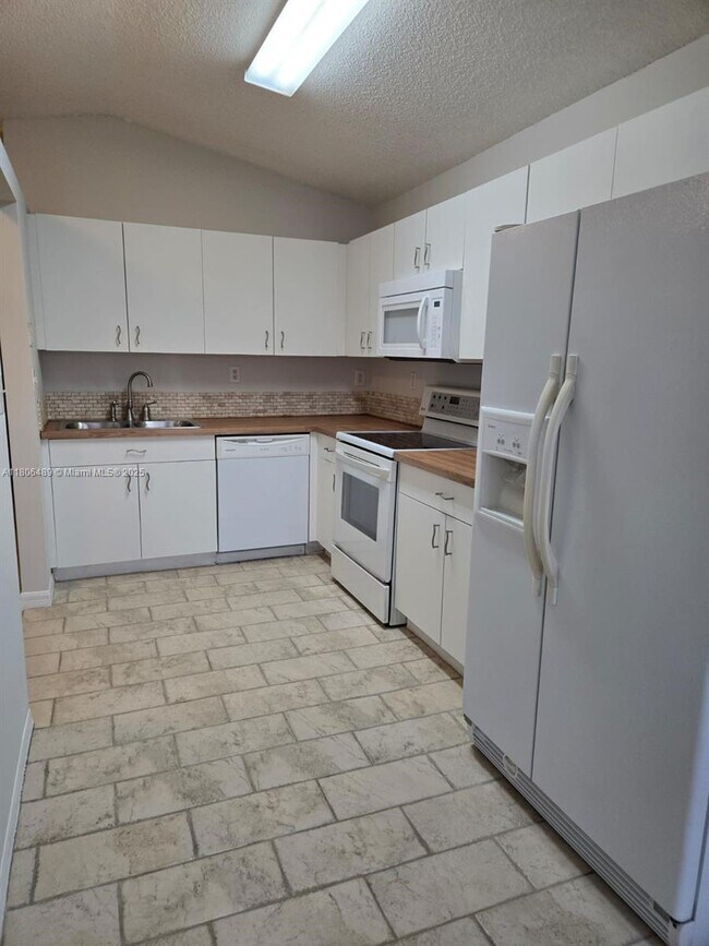 Foto del edificio - 16489 NW 23rd St