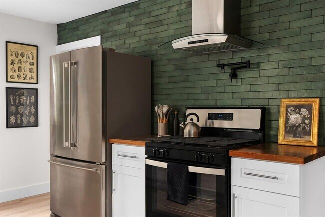 Foto del edificio - 8814 Laverty Pl