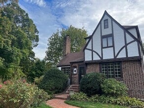 Building Photo - 202 E Garden Rd