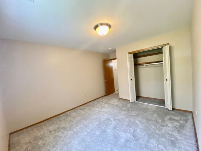Foto del edificio - Cozy 2 Bedroom, 1 Bath Apartment with Balc...