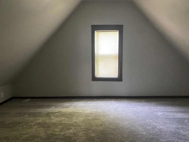 Building Photo - Spacious 5 bedroom house