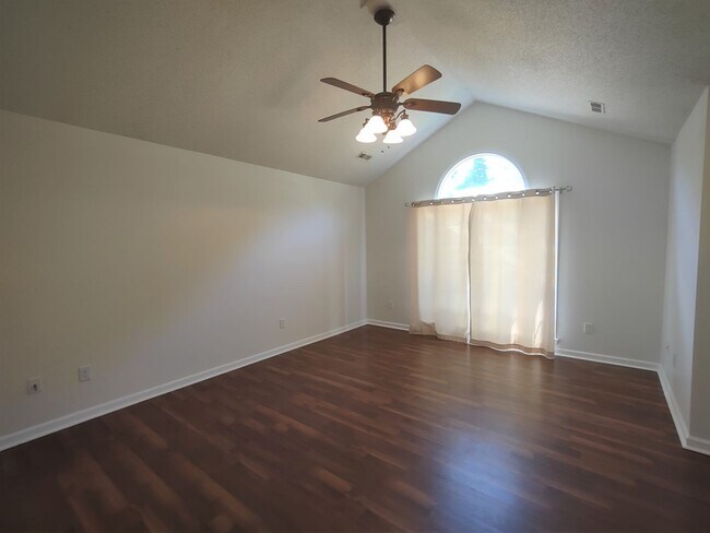 Foto del edificio - Beautiful Brick Ranch located in Cinnamon ...
