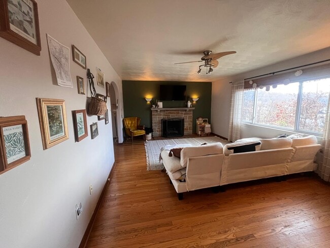 Building Photo - 128 Murrayhill Ave